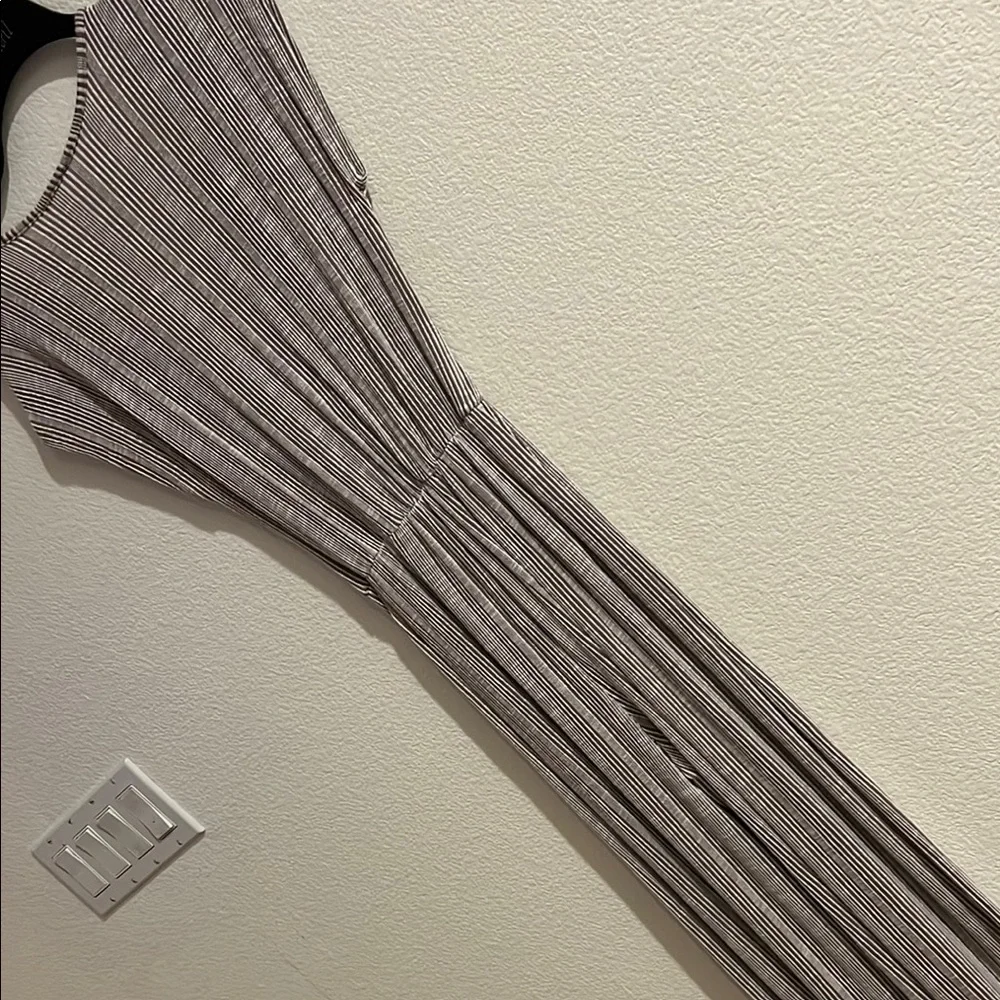 Gray Satin Jumpsuit with Relaxed Fit and Pleated Details - Picture 2 of 5
